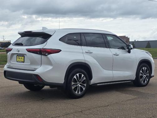 Pearl 2022 Toyota Highlander XLE