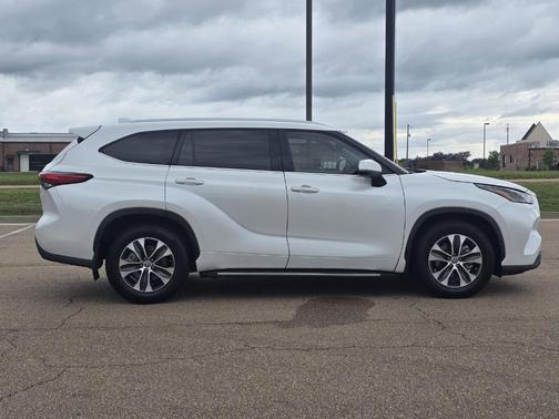 Pearl 2022 Toyota Highlander XLE