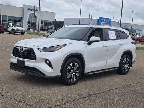Pearl 2022 Toyota Highlander XLE