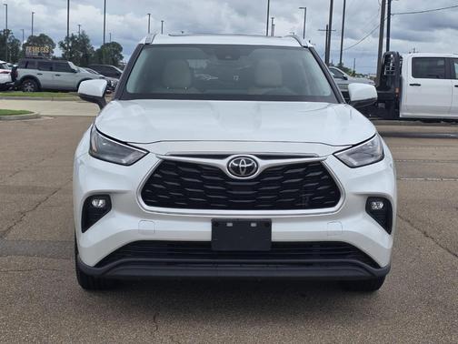 Pearl 2022 Toyota Highlander XLE