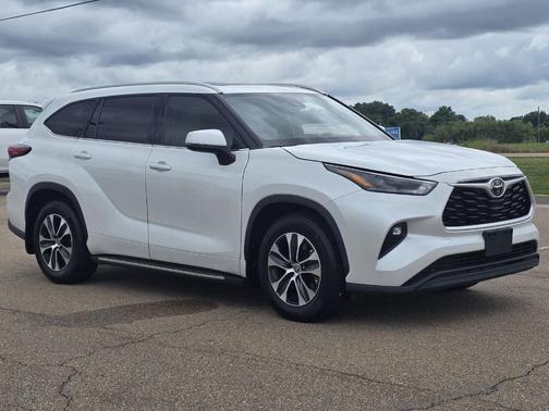 Pearl 2022 Toyota Highlander XLE