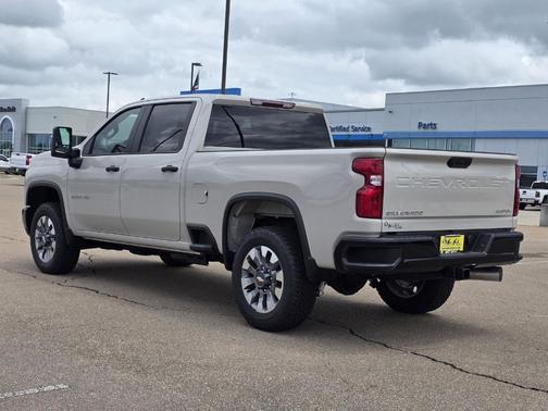 White Sand 2026 Chevrolet Silverado 2500 Custom