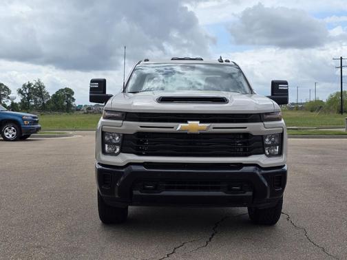 White Sand 2026 Chevrolet Silverado 2500 Custom