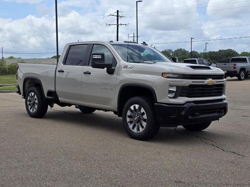 White Sand 2026 Chevrolet Silverado 2500 Custom
