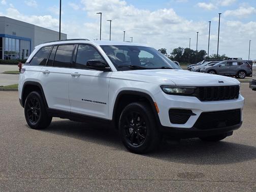 Bright White Clearcoat 2024 Jeep Grand Cherokee Laredo