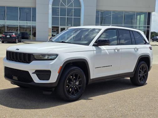 Bright White Clearcoat 2024 Jeep Grand Cherokee Laredo