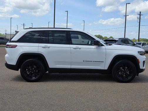 Bright White Clearcoat 2024 Jeep Grand Cherokee Laredo