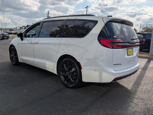 2024 Chrysler Pacifica Touring-L