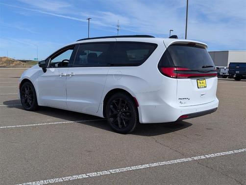 2024 Chrysler Pacifica Touring-L