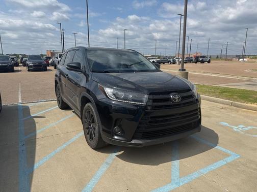 Black 2019 Toyota Highlander SE