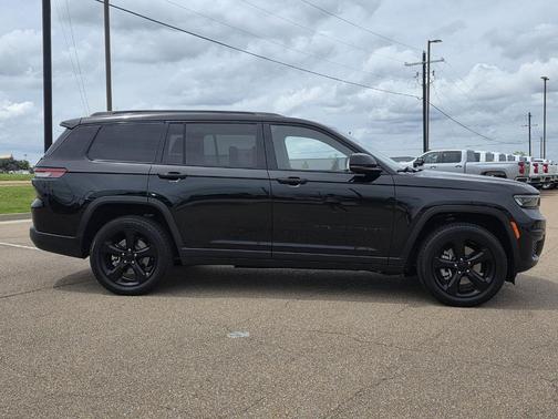 Diamond Black 2022 Jeep Grand Cherokee L Laredo