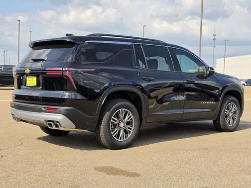 Mosaic Black Metallic 2026 Chevrolet Traverse LT