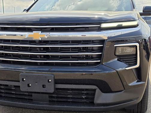 Mosaic Black Metallic 2026 Chevrolet Traverse LT