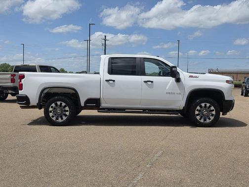 Summit White 2024 Chevrolet Silverado 2500 Custom