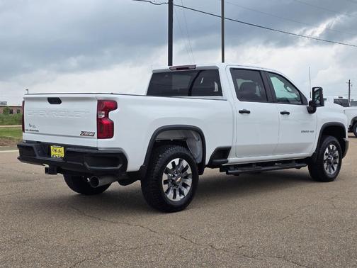 Summit White 2025 Chevrolet Silverado 2500 Custom