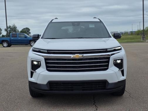 Summit White 2026 Chevrolet Traverse LT
