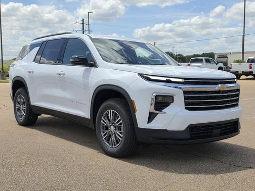 Summit White 2026 Chevrolet Traverse LT