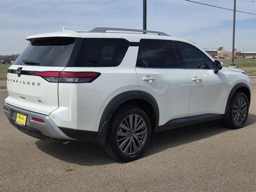 2022 Nissan Pathfinder SL