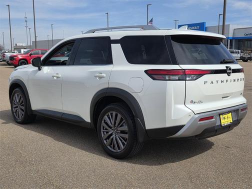 2022 Nissan Pathfinder SL