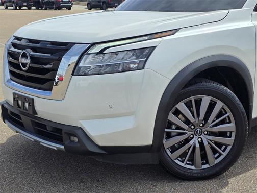2022 Nissan Pathfinder SL