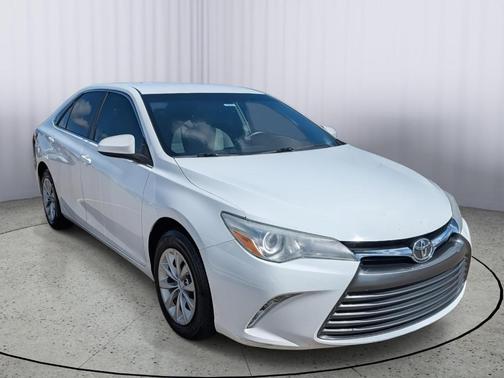 Super White 2016 Toyota Camry XSE