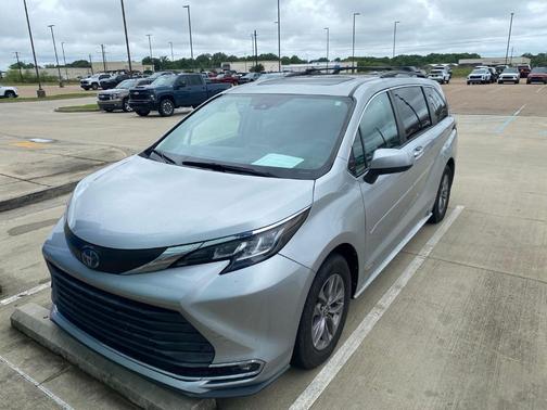 Celestial Silver Metallic 2021 Toyota Sienna XLE