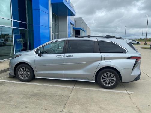 Celestial Silver Metallic 2021 Toyota Sienna XLE