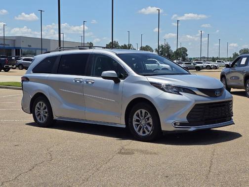 Celestial Silver Metallic 2021 Toyota Sienna XLE