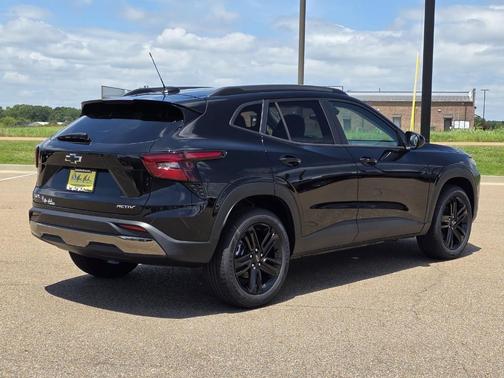 Mosaic Black Metallic 2026 Chevrolet Trax ACTIV