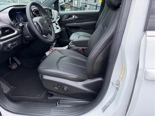 Bright White Clear Coat 2026 Chrysler Pacifica L