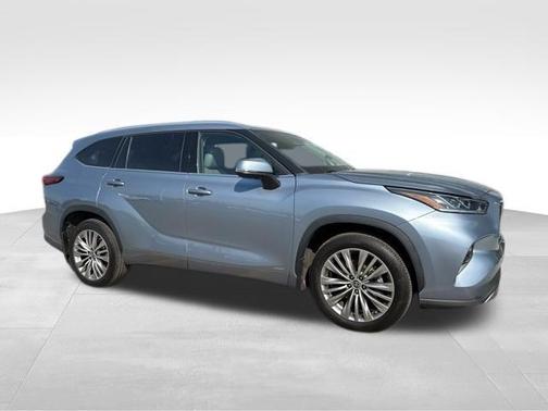 2022 Toyota Highlander Hybrid Platinum