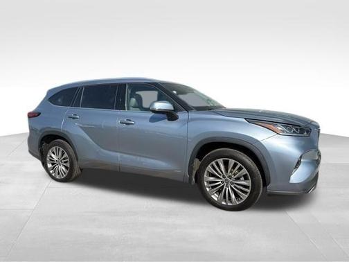 2022 Toyota Highlander Hybrid Platinum
