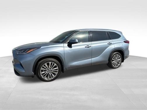 2022 Toyota Highlander Hybrid Platinum