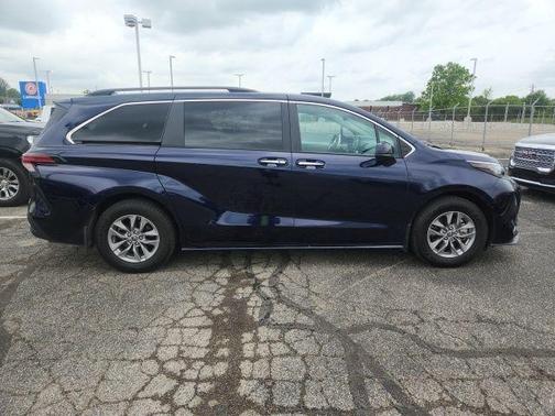 2022 Toyota Sienna LE