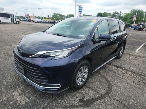 2022 Toyota Sienna LE