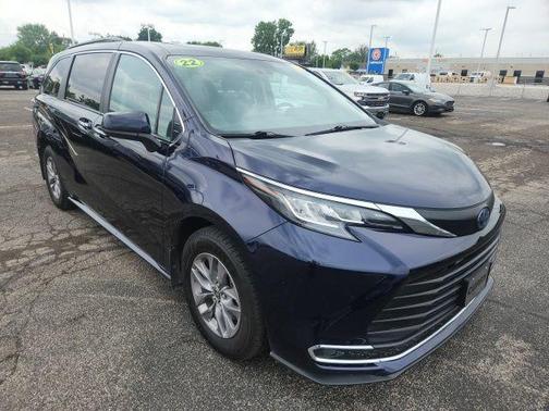 2022 Toyota Sienna LE