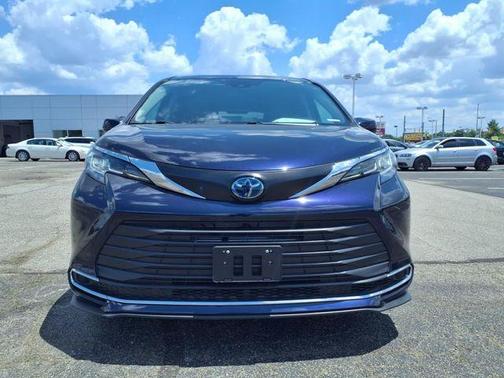 2022 Toyota Sienna LE