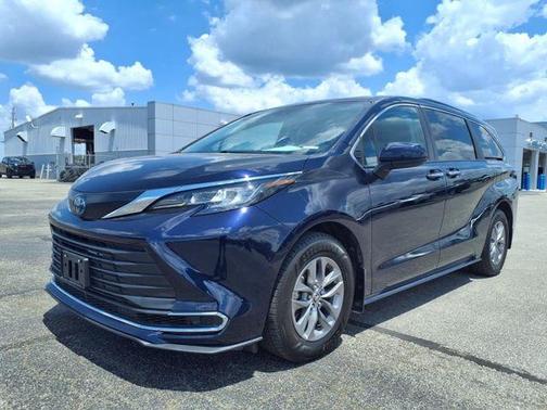 2022 Toyota Sienna LE