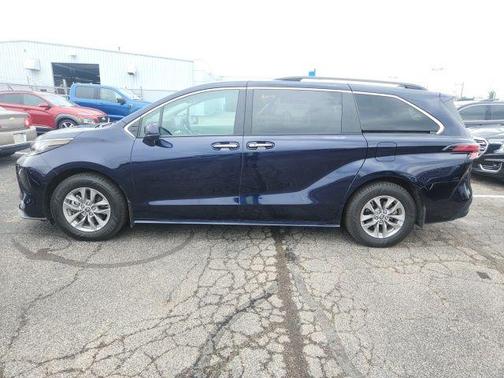 2022 Toyota Sienna LE