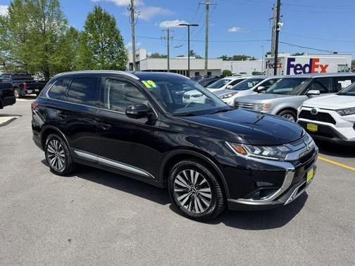 Labrador Black Metallic 2019 Mitsubishi Outlander SEL