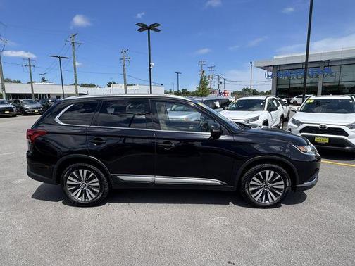 Labrador Black Metallic 2019 Mitsubishi Outlander SEL