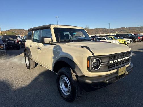 Desert Sand 2025 Ford Bronco Base