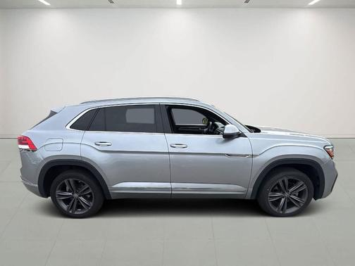 Pyrite Silver Metallic 2022 Volkswagen Atlas Cross Sport 3.6L V6 SEL R-Line