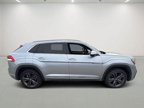Pyrite Silver Metallic 2022 Volkswagen Atlas Cross Sport 3.6L V6 SEL R-Line