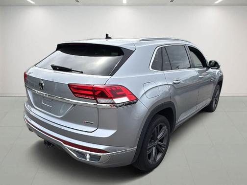 Pyrite Silver Metallic 2022 Volkswagen Atlas Cross Sport 3.6L V6 SEL R-Line