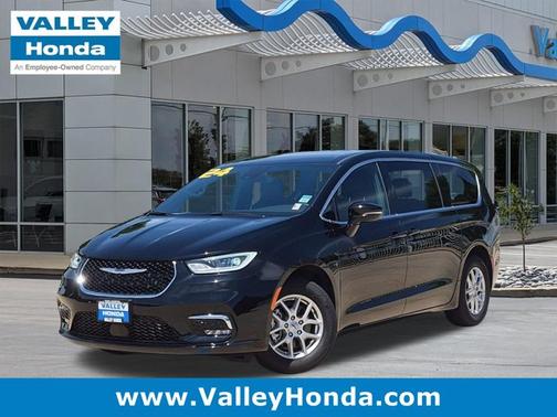 Diamond Black Crystal Pearlcoat 2025 Chrysler Pacifica L