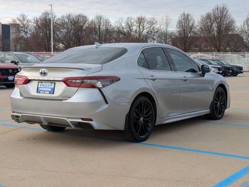 2024 Toyota Camry Hybrid SE