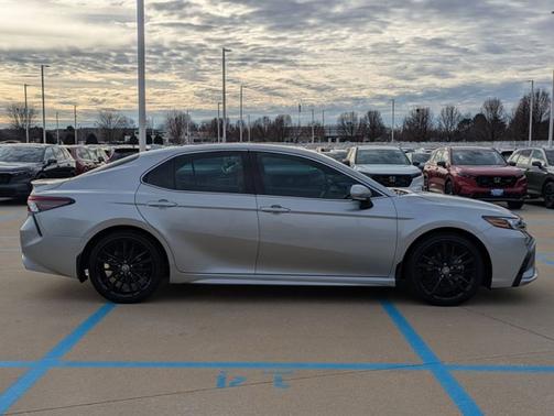 2024 Toyota Camry Hybrid SE