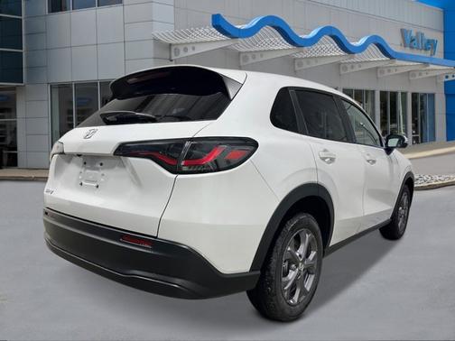 Platinum White Pearl 2026 Honda HR-V LX