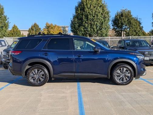 2022 Nissan Pathfinder SV
